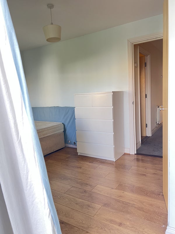 Room Claremont Street in Greater London
