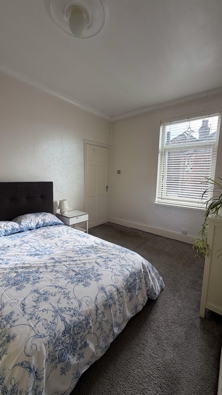 Room Eastwood Road in Manchester