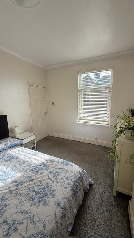 Room Eastwood Road in Manchester