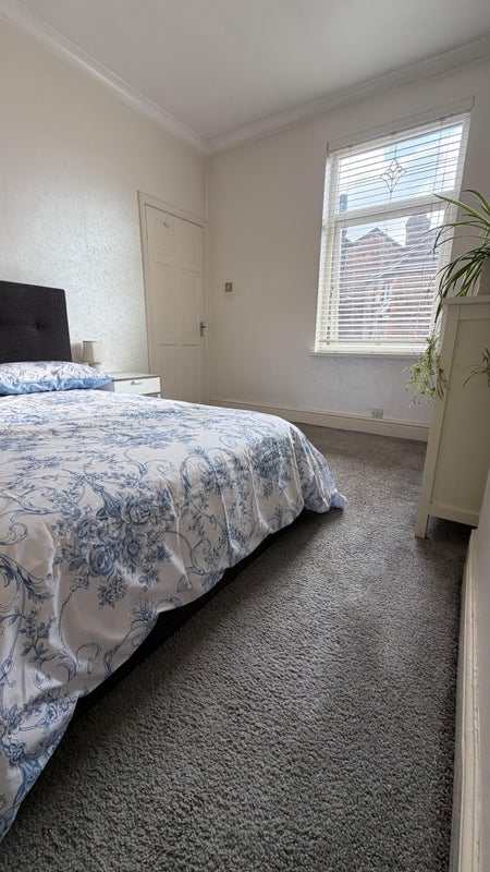 Room Eastwood Road in Manchester