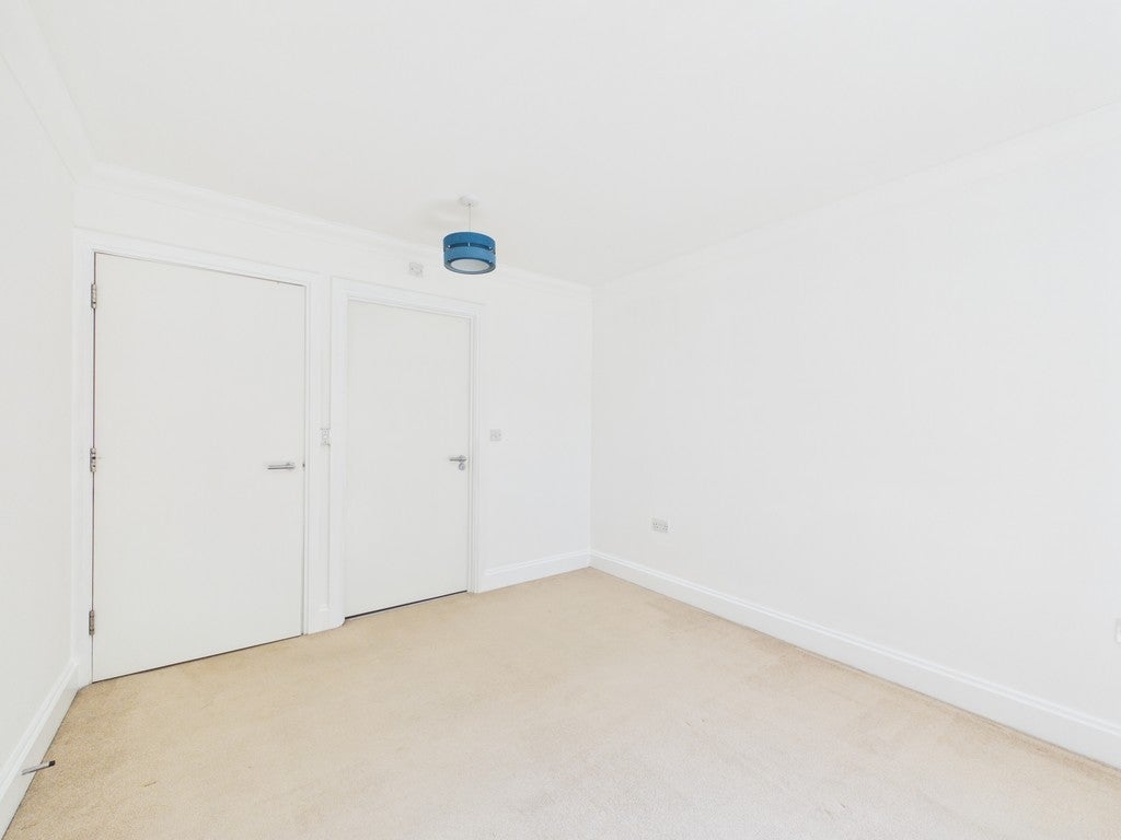 Flat Hurst Court in Horsham