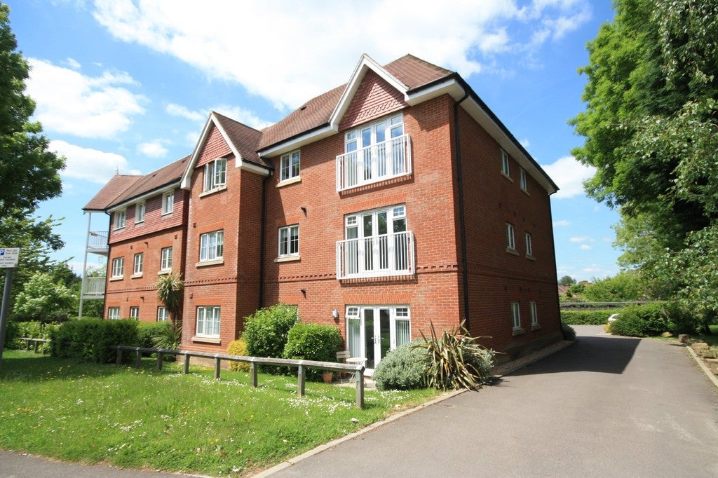 Flat Hurst Court in Horsham