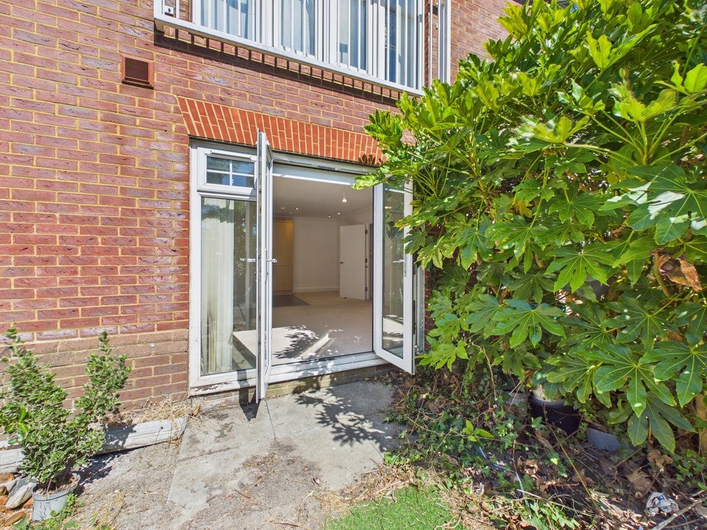 Flat Hurst Court in Horsham