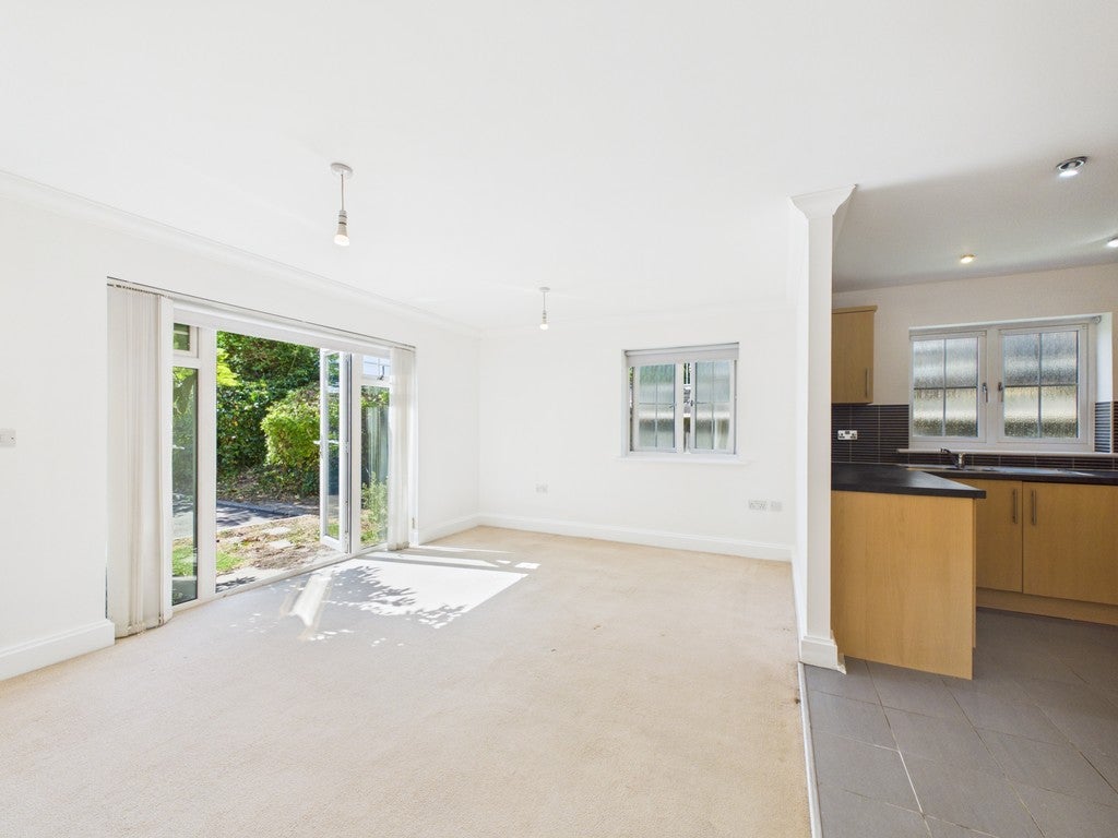 Flat Hurst Court in Horsham