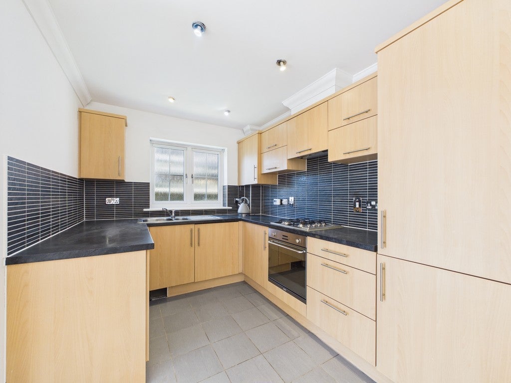 Flat Hurst Court in Horsham