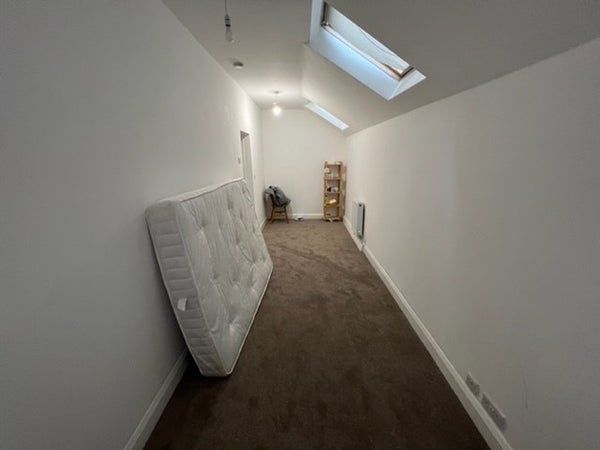 Room Abbotts Road in London Borough of Sutton