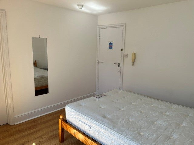 Flat Golders Green Road in Greater London