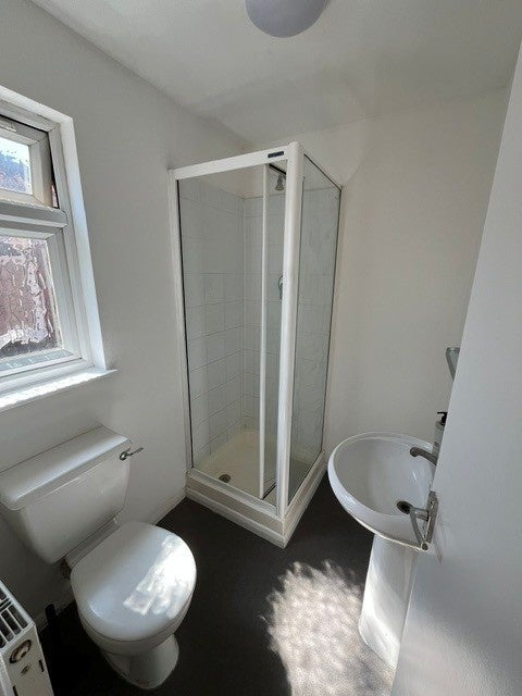 Flat Golders Green Road in Greater London