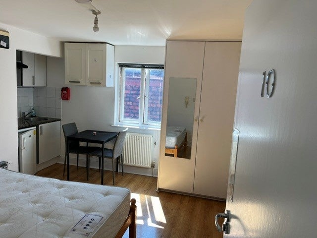 Flat Golders Green Road in Greater London