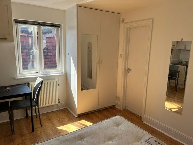 Flat Golders Green Road in Greater London
