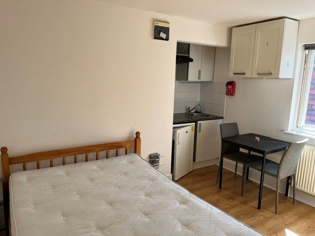 Flat Golders Green Road in Greater London