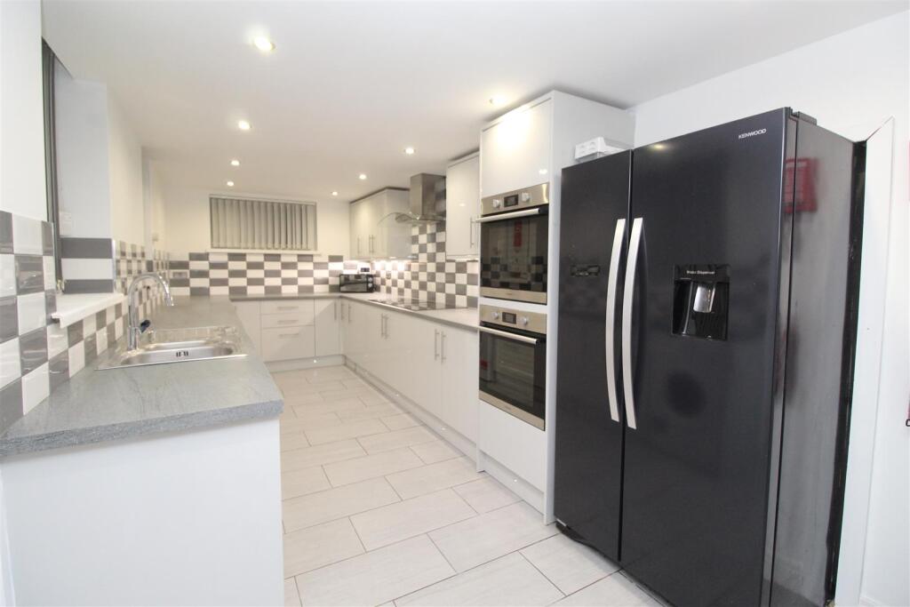 Flat Kingsland Terrace in Pontypridd