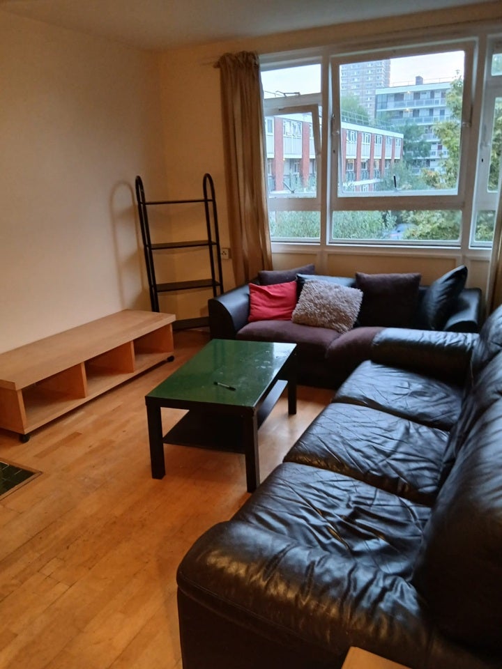 Flat Rosenau Road in Greater London