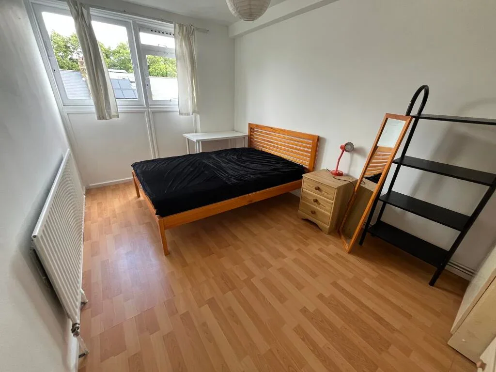Flat Rosenau Road in Greater London