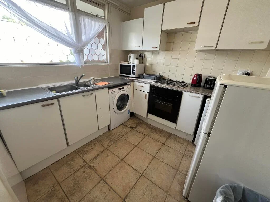 Flat Rosenau Road in Greater London