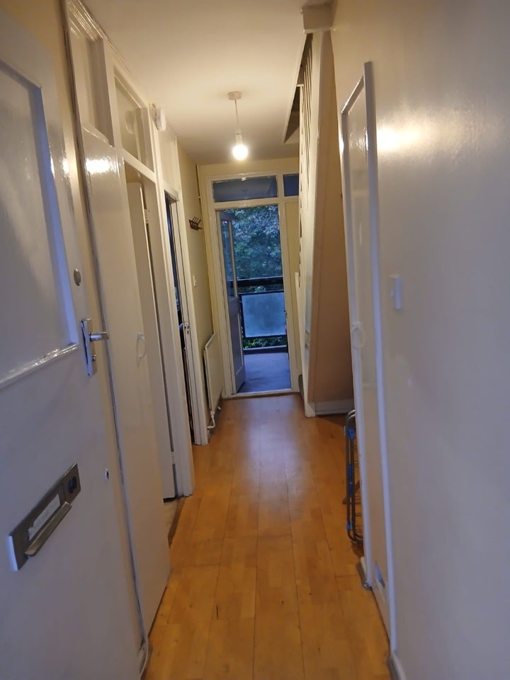 Flat Rosenau Road in Greater London