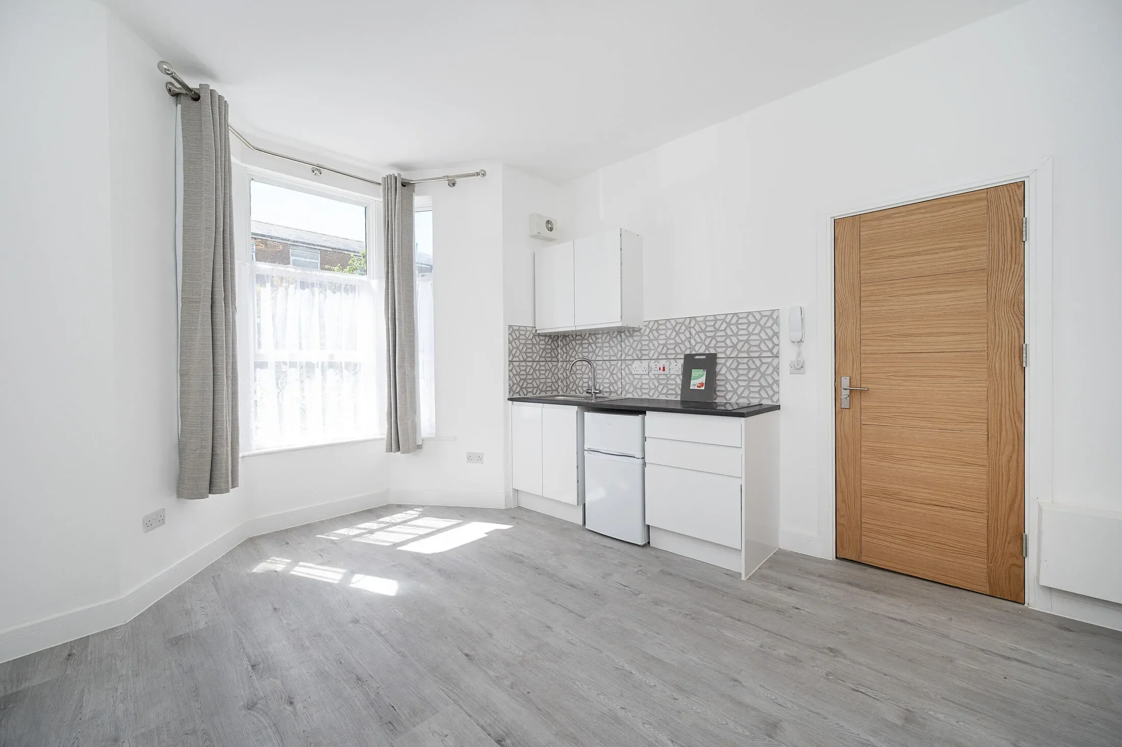 Flat Pellerin Road in Greater London
