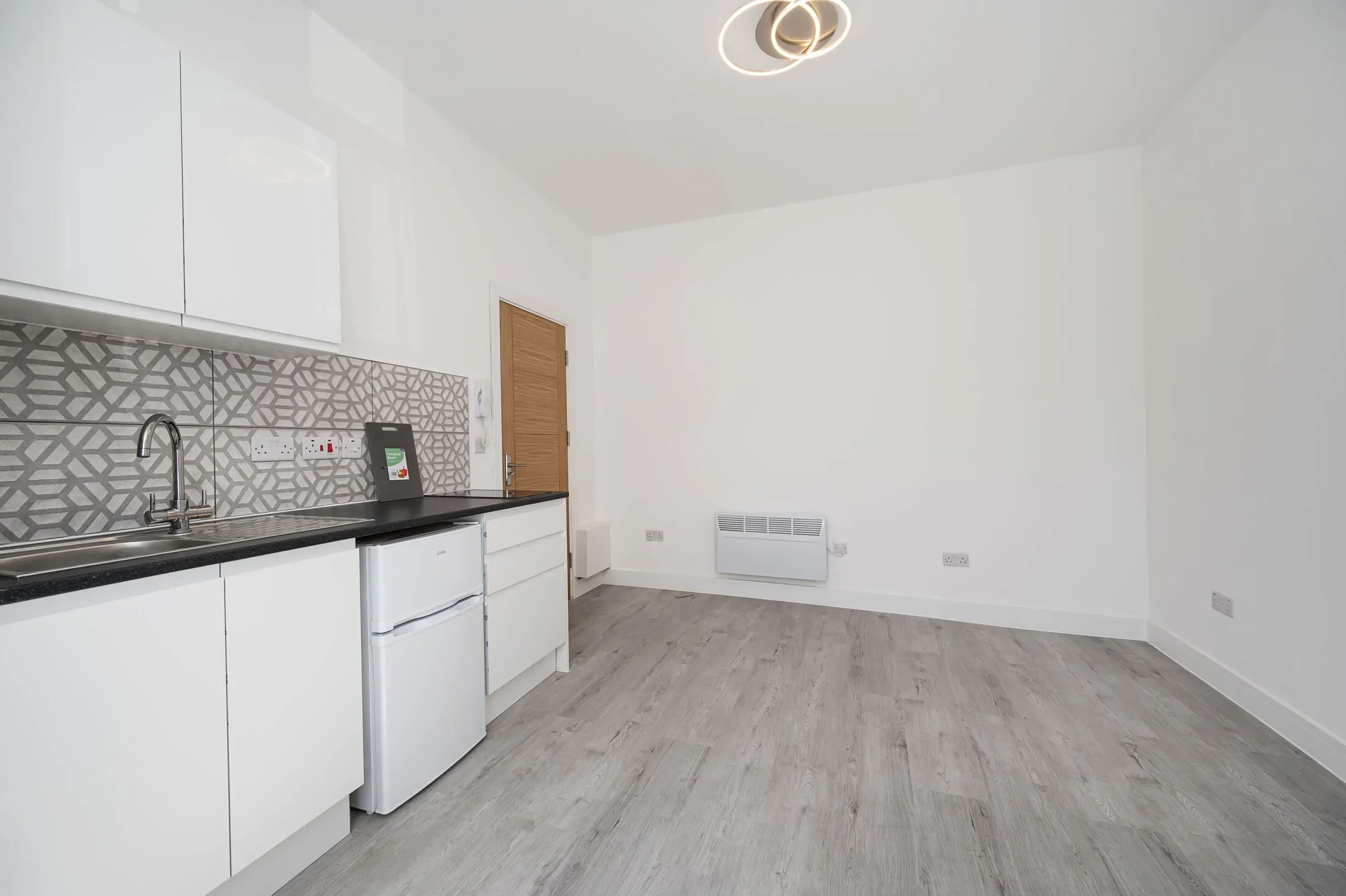 Flat Pellerin Road in Greater London