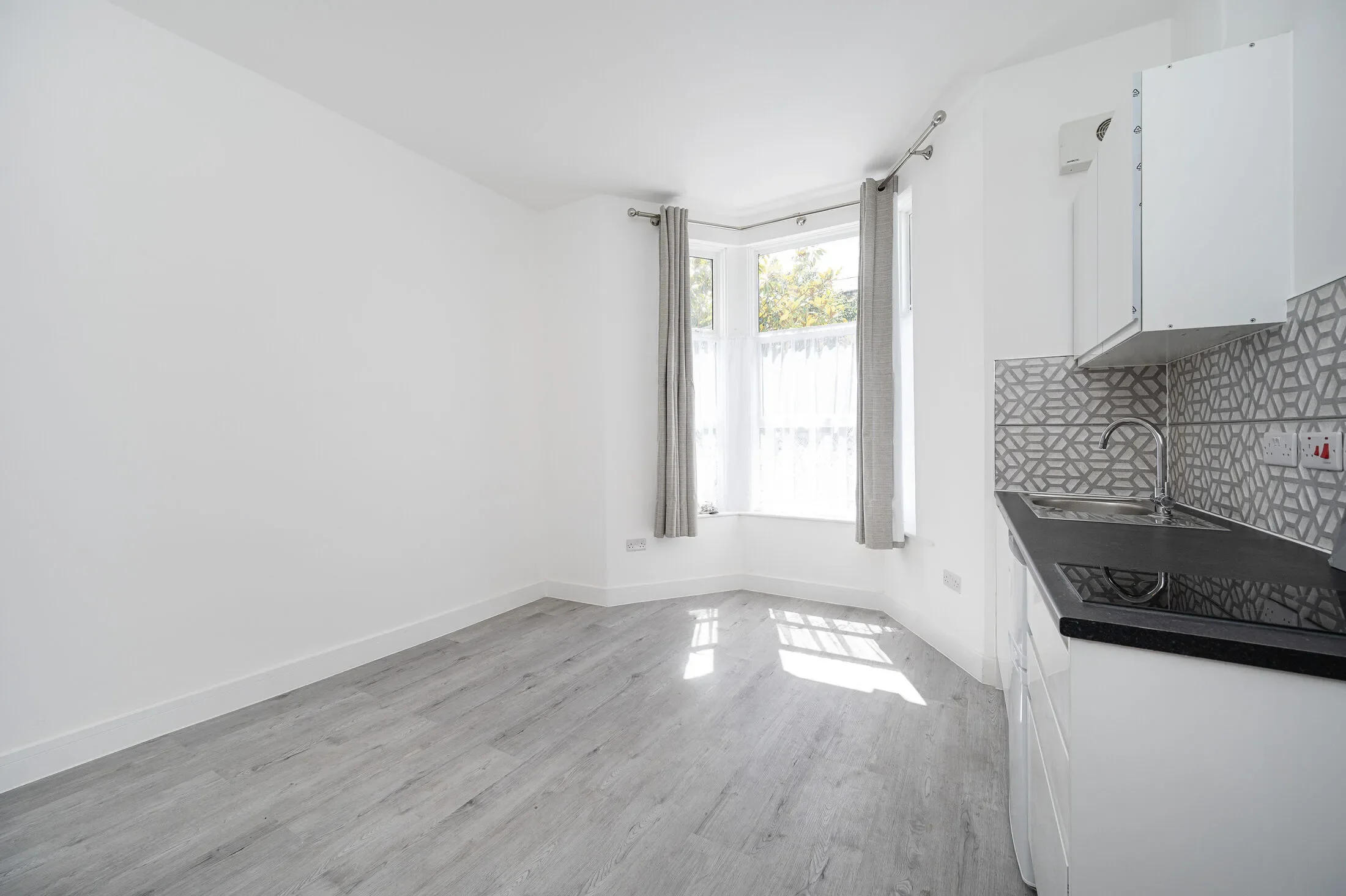 Flat Pellerin Road in Greater London
