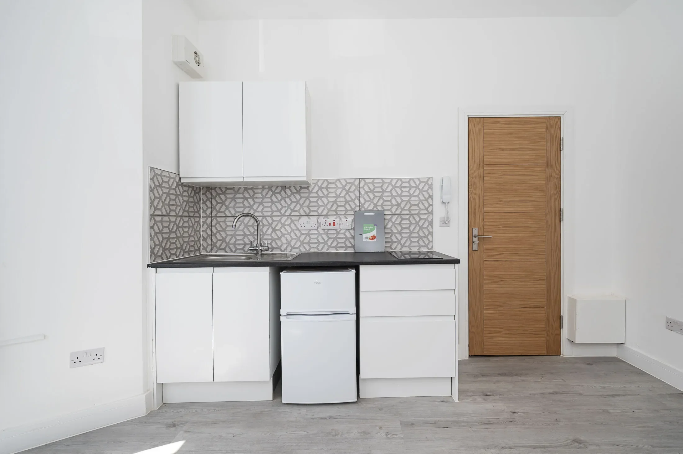 Flat Pellerin Road in Greater London