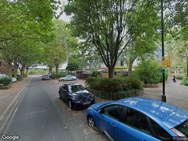 Room Erskine Crescent in Greater London