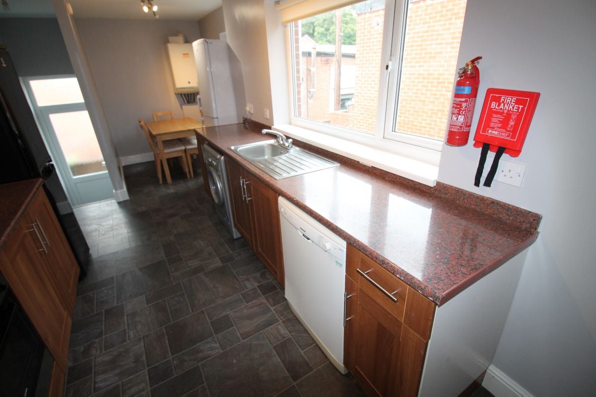 Flat Helmsley Road in Newcastle upon Tyne