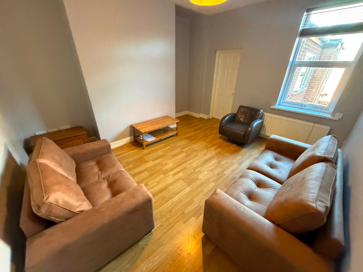 Flat Helmsley Road in Newcastle upon Tyne