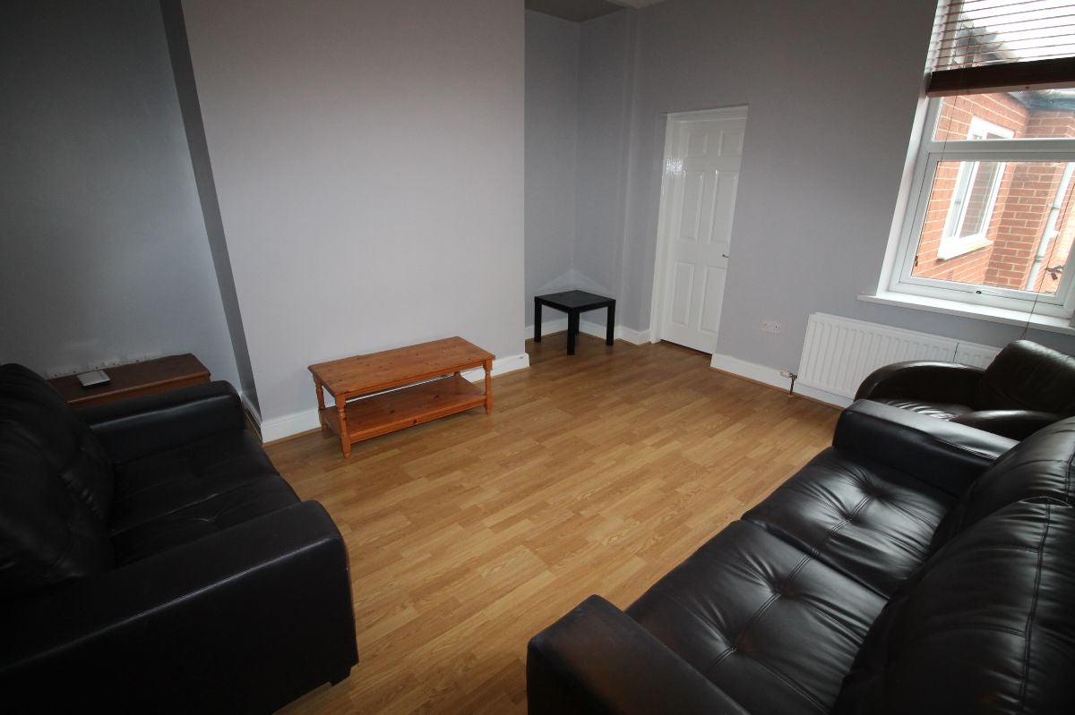 Flat Helmsley Road in Newcastle upon Tyne