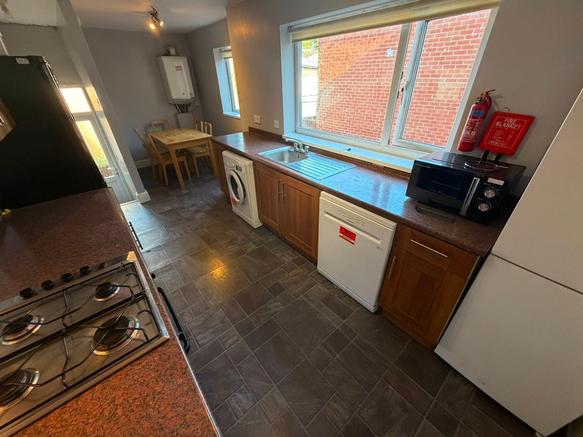 Flat Helmsley Road in Newcastle upon Tyne