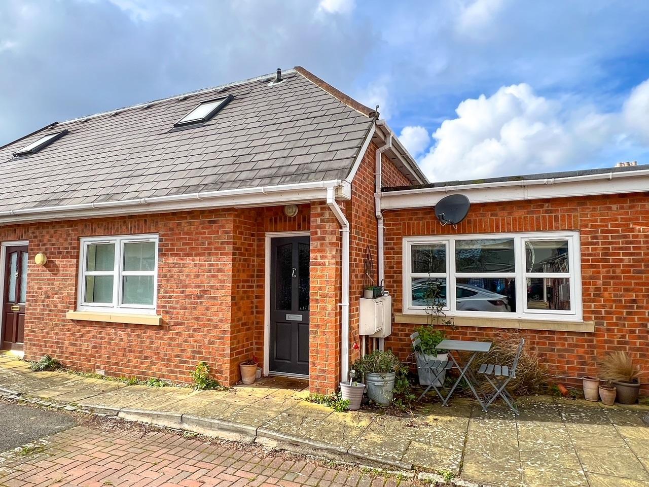 Flat Hidden Close in Walton on Thames