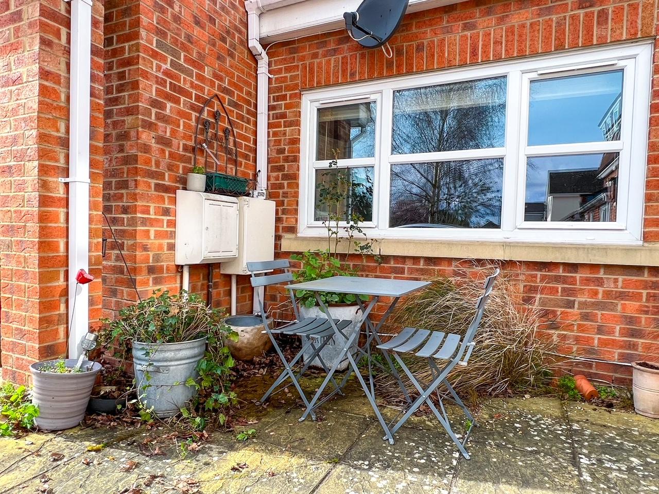 Flat Hidden Close in Walton on Thames