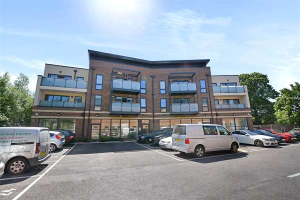 Flat Pinner Road in Greater London