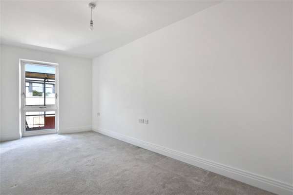 Flat Pinner Road in Greater London