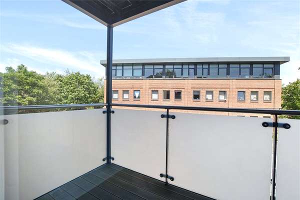 Flat Pinner Road in Greater London