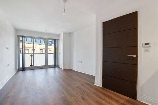Flat Pinner Road in Greater London
