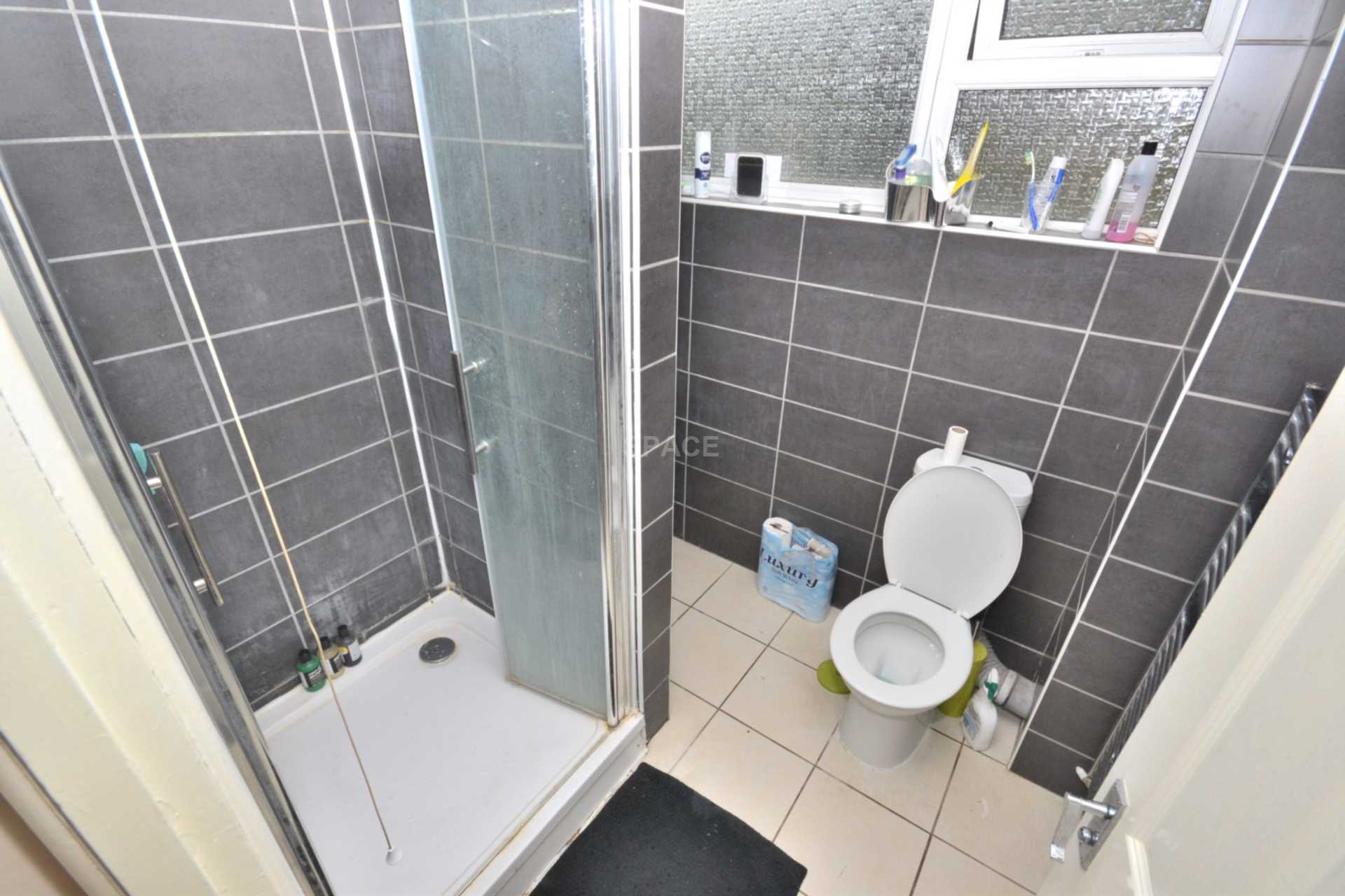 Flat Bulmershe Road in Reading