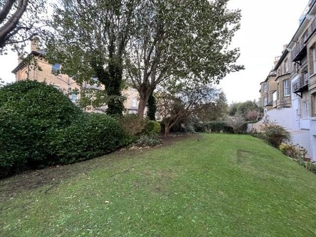 Flat First Avenue in Hove
