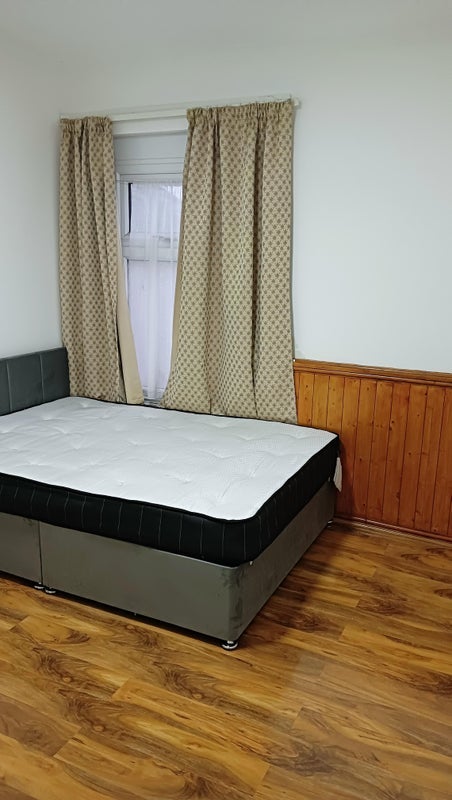 Room Manor Street in Cardiff
