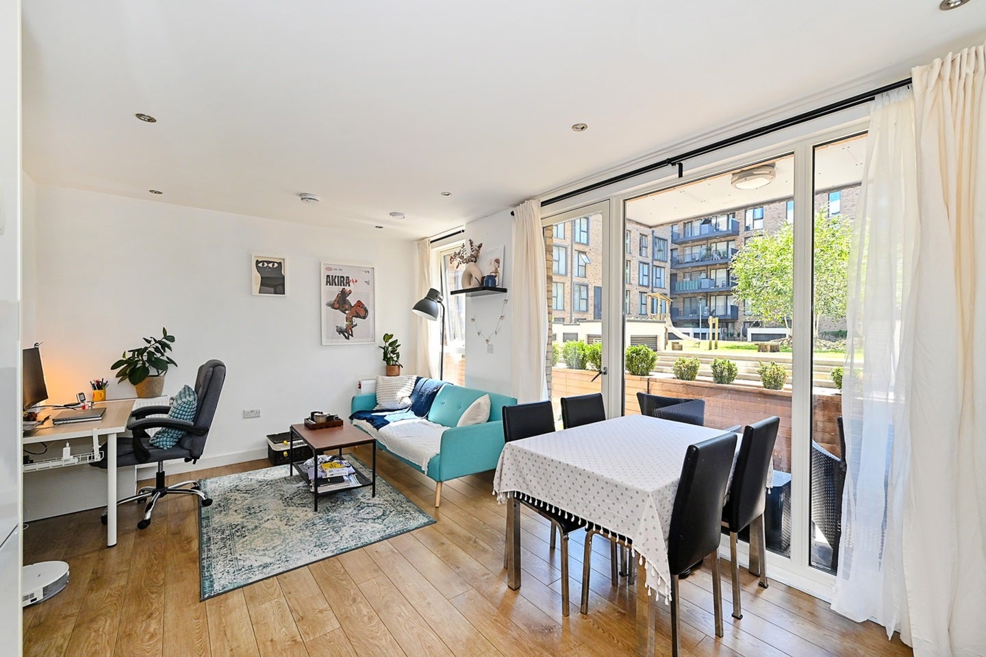 Flat Anderson Square in Greater London