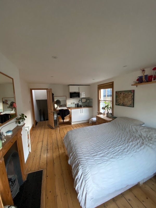 Room Mervan Road in Greater London