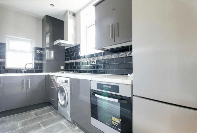 Flat Claude Road in Greater London
