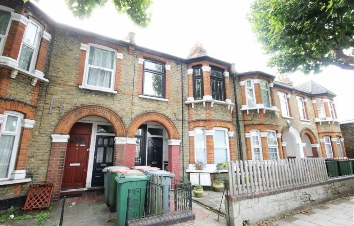Flat Claude Road in Greater London