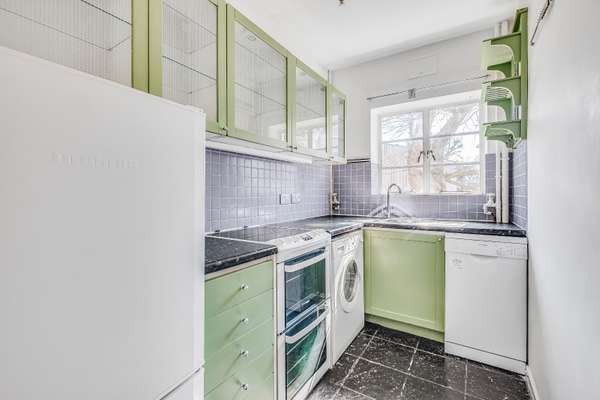 Flat Draxmont in Greater London