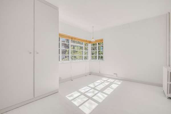 Flat Draxmont in Greater London