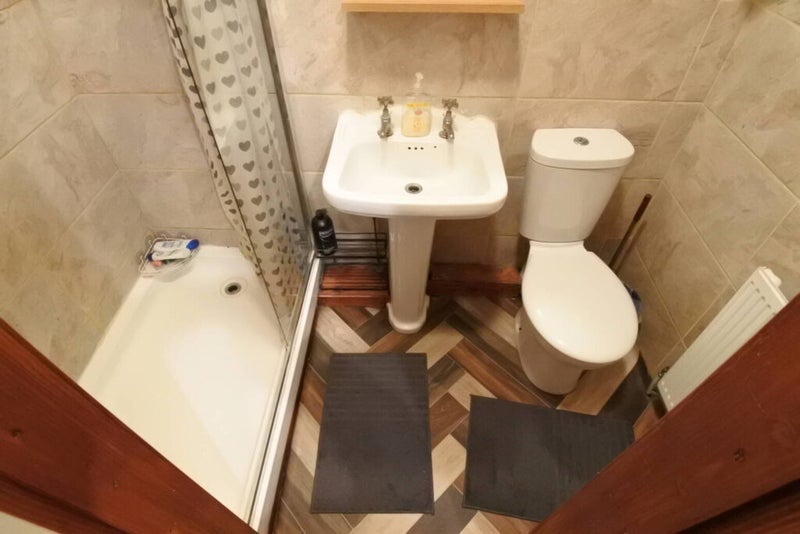 Room Harlesden Road in Greater London