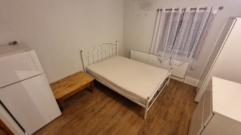 Room Harlesden Road in Greater London