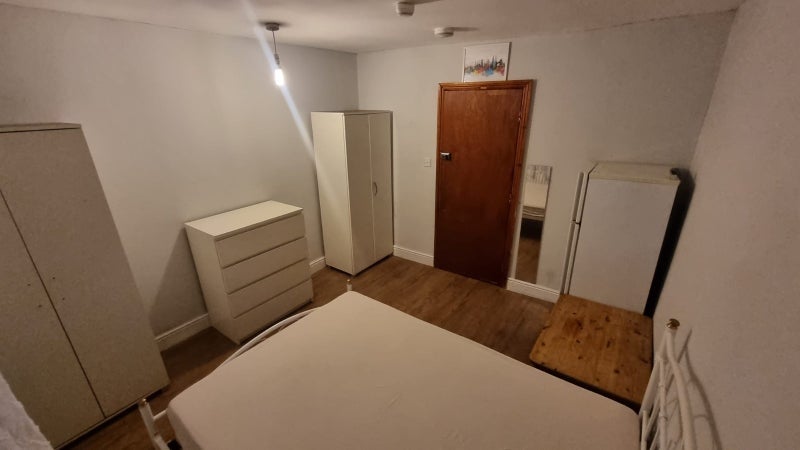 Room Harlesden Road in Greater London