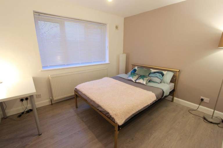 Room Alma Road in Greater London