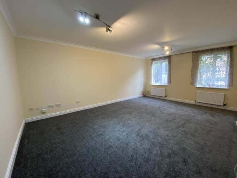 Flat Sheepcote Road in Greater London