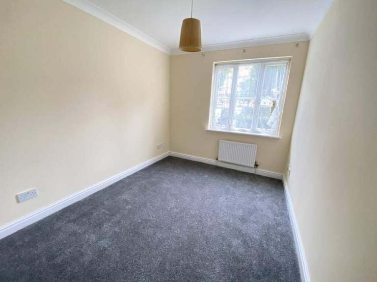 Flat Sheepcote Road in Greater London